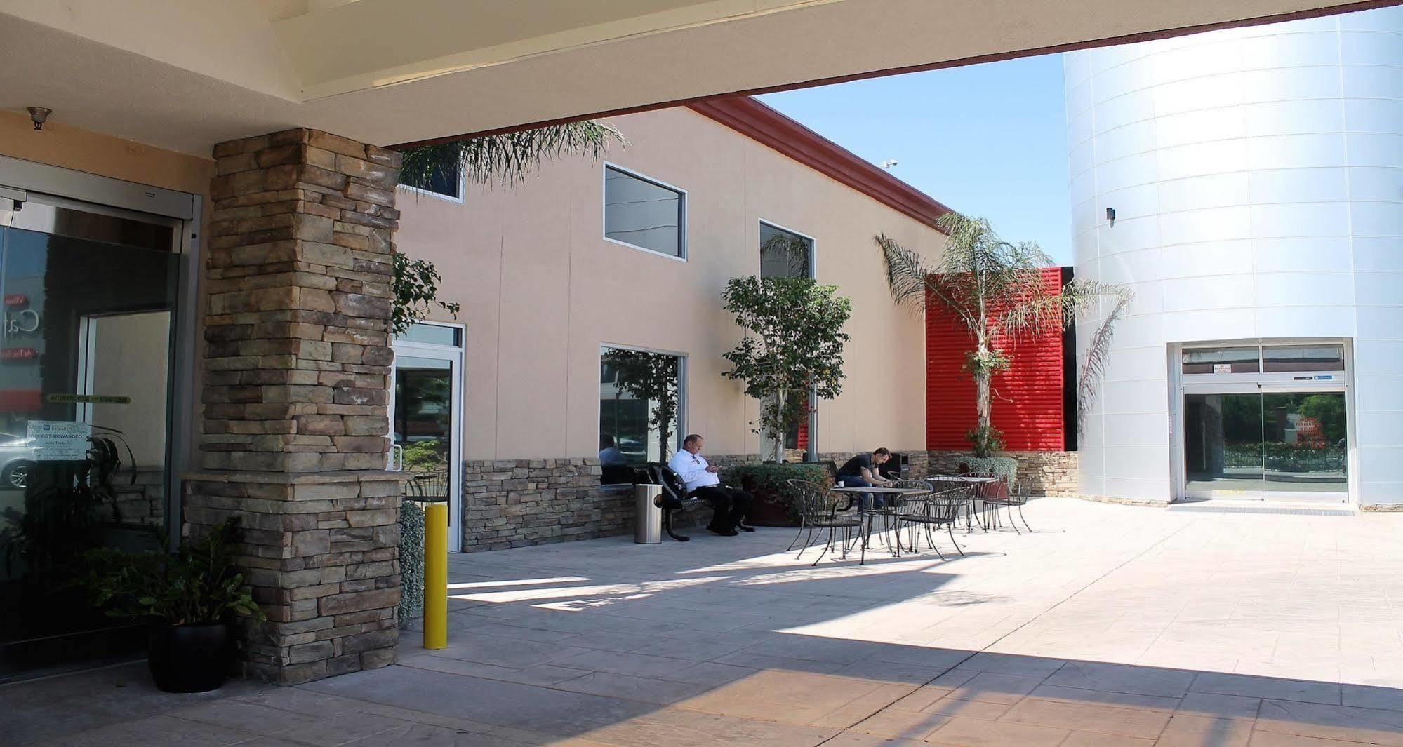 Western Canoga Park Motor Hotel 4*